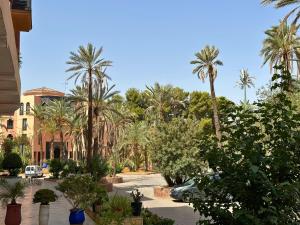un parcheggio con palme e un'auto di Exclusive Luxury Stay with Pool, Jacuzzi and Service a Marrakech