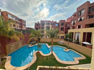 un appartamento con piscina in città di Exclusive Luxury Stay with Pool, Jacuzzi and Service a Marrakech