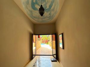 un corridoio con porta per una camera con soffitto di Exclusive Luxury Stay with Pool, Jacuzzi and Service a Marrakech