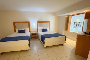 Rúm í herbergi á Comfortable & Functional with Beach Access!
