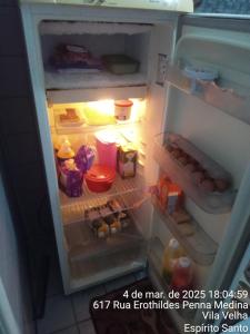 ヴィラ・ヴェーリャにあるAp do Danの冷蔵庫(食品入りドア付)