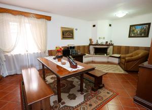 un salon avec une table et un canapé dans l'établissement Casa la Pieve, à Berat