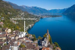 una vista aerea di una città sulla riva di un lago di Red View Apartment - Happy Rentals a Ronco sopra Ascona