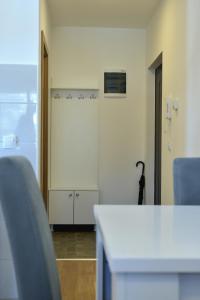 una oficina con un mostrador blanco y sillas en una habitación en Planinski san, en Palisat