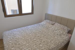 1 cama con almohada frente a un espejo en Planinski san, en Palisat