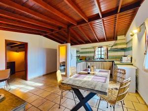 Una cocina y un comedor con mesa y sillas. en Casa Las Martina, en La Verada 35 fotos más