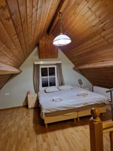 Ένα ή περισσότερα κρεβάτια σε δωμάτιο στο De Bedstee