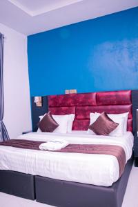 Postel nebo postele na pokoji v ubytování Boulevard Beechnut Hotel, Warri