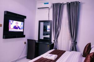 TV a/nebo společenská místnost v ubytování Boulevard Beechnut Hotel, Warri