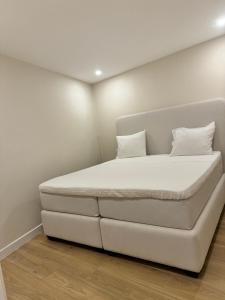 Uma cama ou camas num quarto em belle vue appartement al hoceima