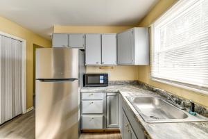 Η κουζίνα ή μικρή κουζίνα στο Near Hospitals Home with Yard in Albany! +19 φωτογραφίες