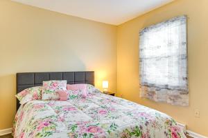 Ένα ή περισσότερα κρεβάτια σε δωμάτιο στο Near Hospitals Home with Yard in Albany!
