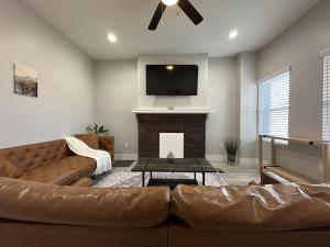 TV a/nebo společenská místnost v ubytování Urban Retreat 2BR Near Downtown