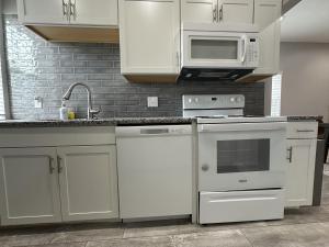 Kuchyň nebo kuchyňský kout v ubytování Urban Retreat 2BR Near Downtown