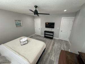 Postel nebo postele na pokoji v ubytování Urban Retreat 2BR Near Downtown