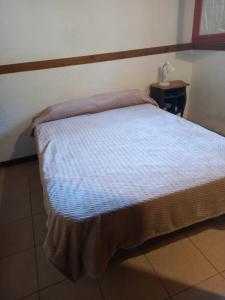 Un dormitorio con una cama y una mesa con una lámpara. en Cabaña giardino, en Villa Giardino 4 fotos más