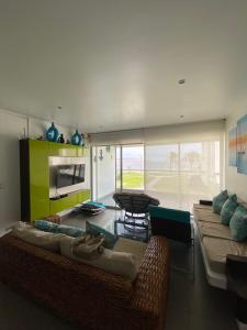 a living room with two couches and a table at Dpto en Paracas con vista al Mar in Paracas