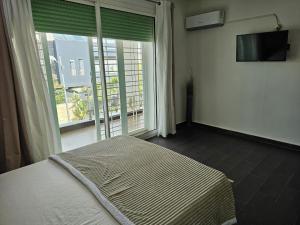 Un dormitorio con una cama y una ventana grande. en Villa, en Fez