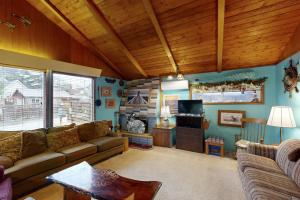 a living room with a couch and a tv at Darrs Beach Cottage in Neskowin