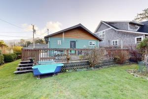 a house with a blue bath tub in the yard at Darrs Beach Cottage in Neskowin