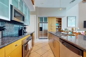 una cocina con fregadero y encimera en Sapphire Bungalow #106, en South Padre Island