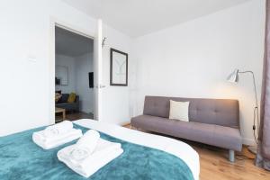 a bedroom with a bed and a couch at Spacious 3-Bed Apt in Dublin Center in Dublin +36 photos