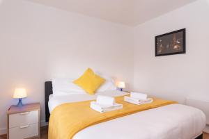 a bedroom with a bed with towels on it at Spacious 3-Bed Apt in Dublin Center in Dublin +31 photos