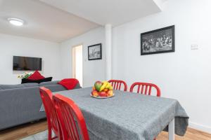 a dining room with a table with a bowl of fruit on it at Spacious 3-Bed Apt in Dublin Center in Dublin