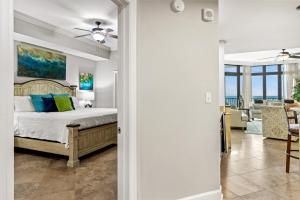 une chambre avec un lit et un salon dans l'établissement The Oasis at Orange Beach 1707, à Orange Beach 61 autres photos