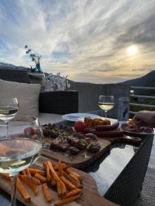 a table with a tray of food and glasses of wine at Villa Gratangen in Gratangen
