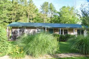 Κήπος έξω από το Cottage with Yard and Grill about 21 Mi to Hocking Hills!