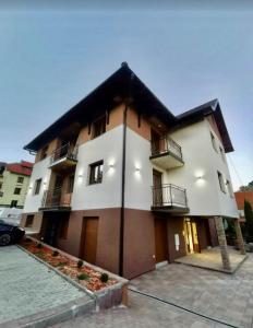 Un gran edificio con balcones a los lados. en Planinski san, en Palisat