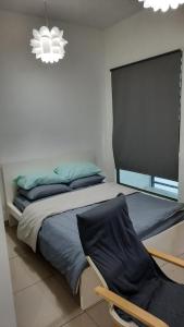 サイバージャヤにあるSpectacular Suite in the heart of Cyberjayaのベッドルーム1室(ベッド1台、椅子、シャンデリア付)