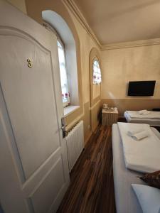 TV a/nebo společenská místnost v ubytování Guesthouse Yildiz