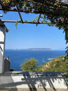 KlímaにあるDomenica's houseの家からの海の景色