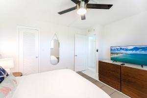 Postel nebo postele na pokoji v ubytování Beachside Modern 2BR 2BA