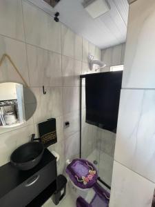 Un baño con inodoro, lavabo y ducha. en kit Net 7 xaxim, en Curitiba