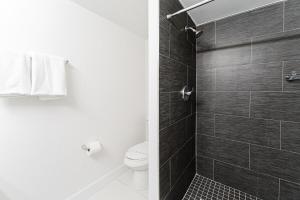 Koupelna v ubytování Beachside Modern 2BR 2BA