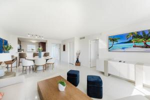 Kuchyň nebo kuchyňský kout v ubytování Beachside Modern 2BR 2BA