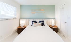 Postel nebo postele na pokoji v ubytování Beachside Modern 2BR 2BA