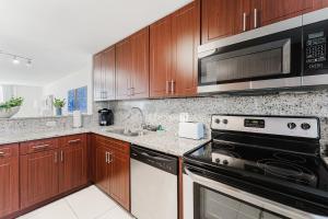 Kuchyň nebo kuchyňský kout v ubytování Beachside Modern 2BR 2BA