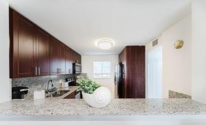 Kuchyň nebo kuchyňský kout v ubytování Beachside Modern 2BR 2BA