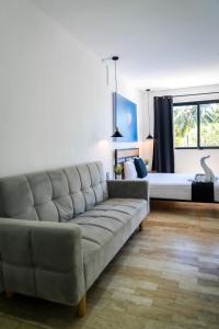 un salon avec un canapé et un lit dans l'établissement Casa Maca, à Playa del Carmen