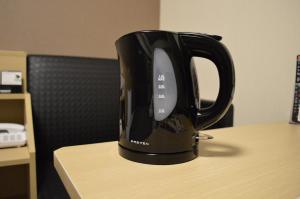 Hotel Route-Inn Natori Iwanuma Inter -Sendai Kuko-的咖啡和沏茶工具