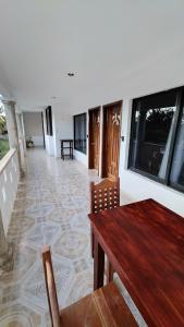 a room with a table and chairs and a floor at Habitacion Codice Maya 2 in Maní