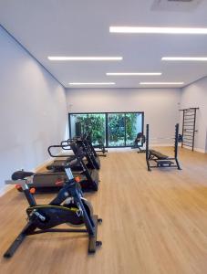 a gym with treadmills and elliptical machines at O Melhor Flat de Campo Grande in Campo Grande