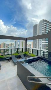 a swimming pool on the roof of a building at O Melhor Flat de Campo Grande in Campo Grande