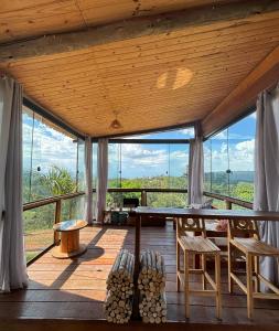 een kamer met een tafel en stoelen op een terras bij Chacara com Chale em Taubate in Taubaté