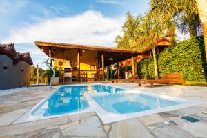 une image d'une piscine en face d'une maison dans l'établissement Rancho Santana, à Socorro