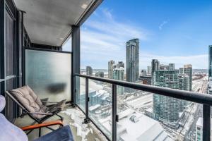 トロントにあるDowntown west Suitesの市街の景色を望むアパートメントバルコニー